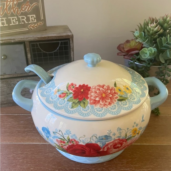 Brand New Pioneer Woman Sweet Rose Soup Tureen & Ladle - Picture 4 of 7